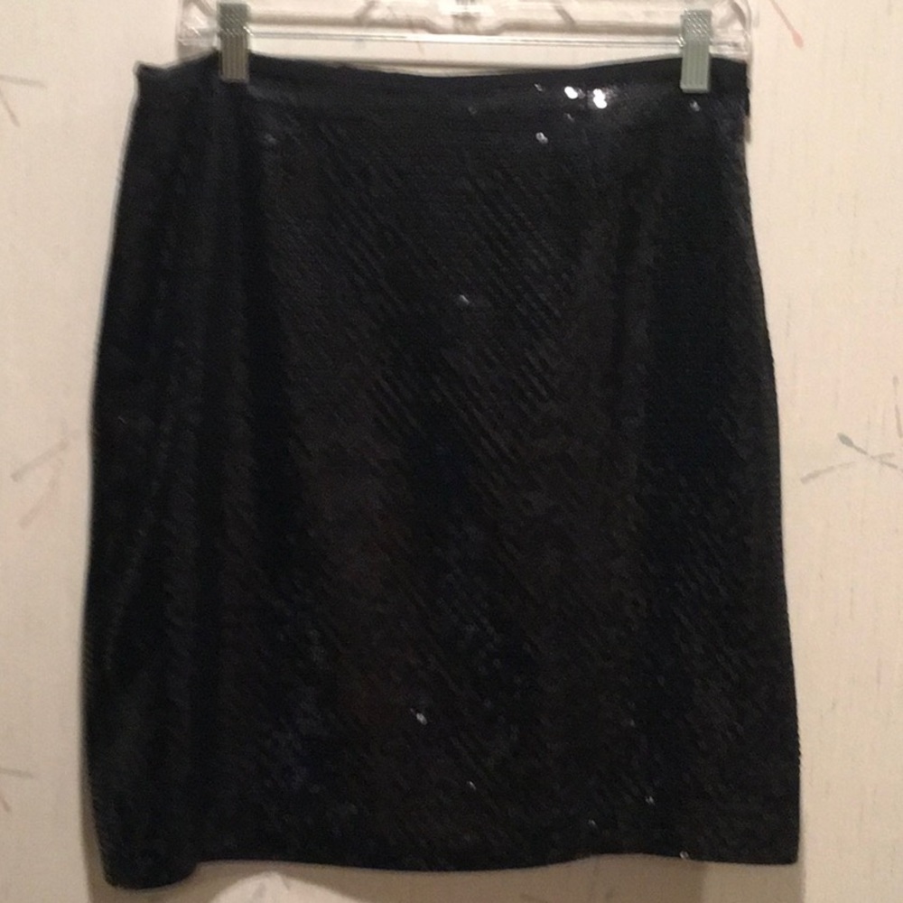 Pretty sequined knee length skirt with side zipper